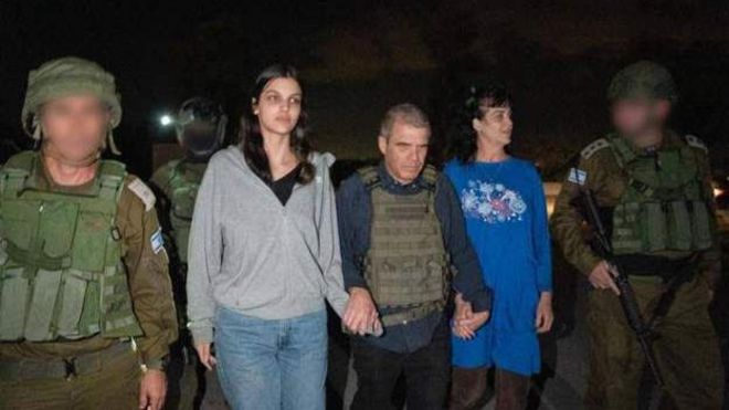 Primera imagen de Judith y Natalie Raanan, después de que Hamás las liberara.