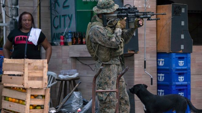 Soldado do Exército em favela do Rio de Janeiro