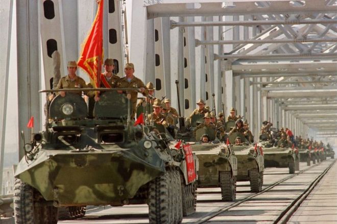 Колонна бронетранспортеров Советской Армии пересекает мост в Термезе, Афганистан, 21 мая 1988 года.
