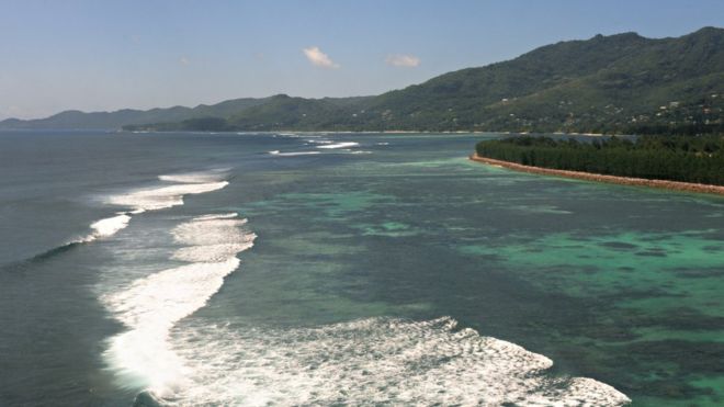 Волны разбиваются о пляж острова на Сейшельских островах