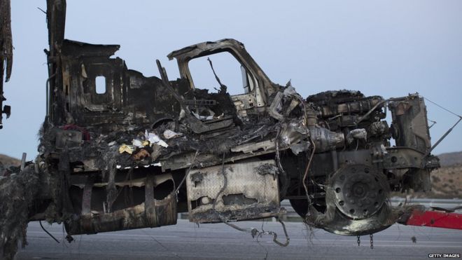 Грузовик, поврежденный в результате пожара в южной Калифорнии, отбуксирован