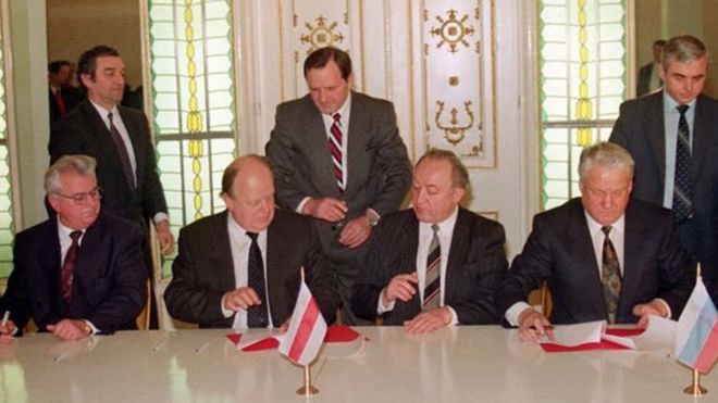 Kravchuk and Shushkevich (seated left), with Yeltsin (right)