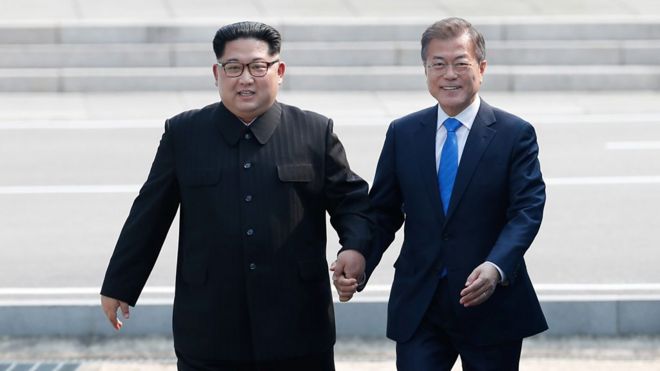 金正恩與文在寅一同跨越板門店軍事分界線（27/4/2018）