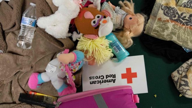 Детские куклы и принадлежности лежат на кроватке в эвакуационном убежище урагана Флоренция