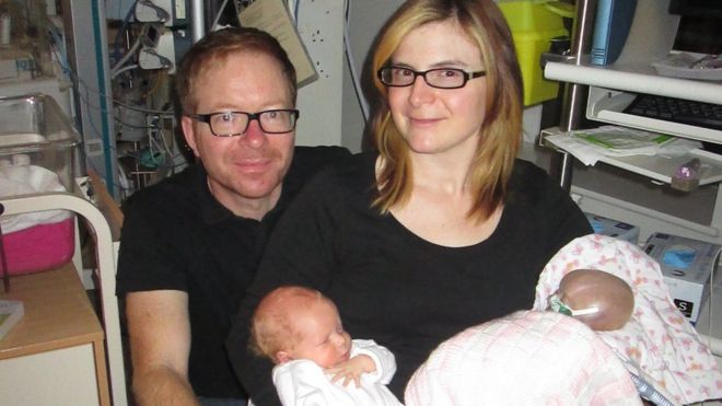 Люк и Эмма Блок со своими новорожденными близнецами, Итаном и Абигайль