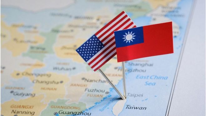 台灣和美國國旗別在地圖上