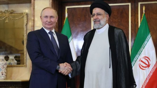 El presidente de Rusia, Vladimir Putin, y el presidente de Irán, Ebrahim Raisi, en Teherán, en julio de 2012.