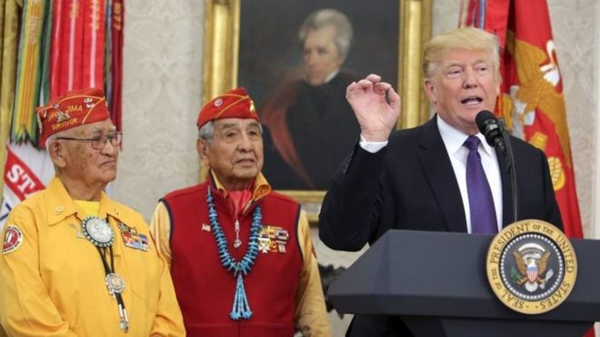 Donald Trump con miembros de la tribu Navajo en la Casa Blanca.