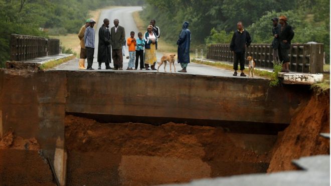 В Чиманимани, Зимбабве, местные жители выходят на целый мост, который был смыт.