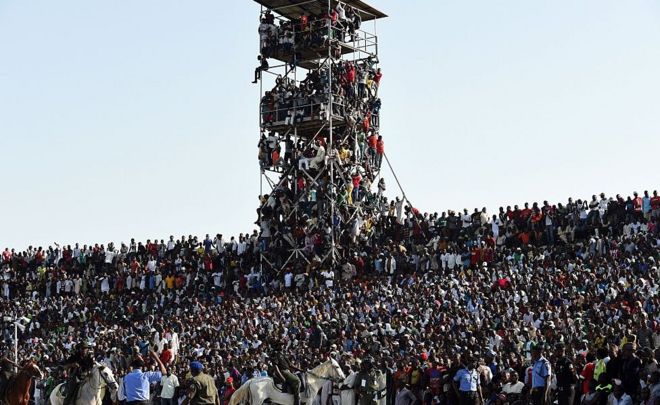 Болельщики присутствуют на отборочном матче Кубка африканских наций между Египтом и Нигерией 25 марта 2016 года в Кадуне, Нигерия