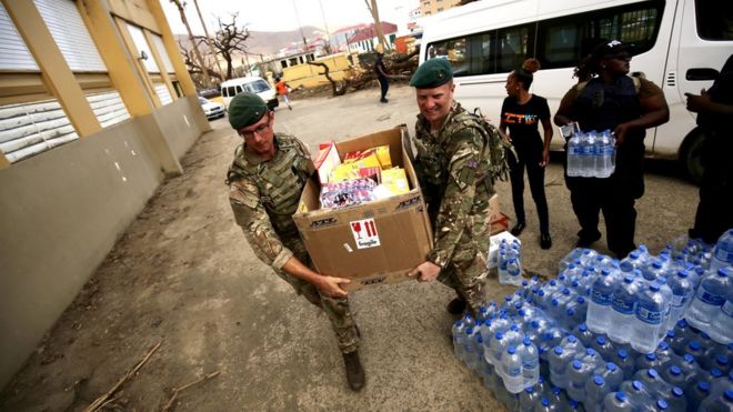 Британские солдаты несут продовольственную помощь на Британских Виргинских островах
