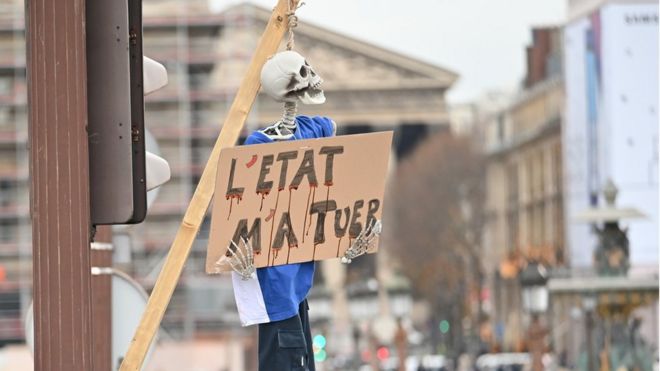 Водители машин скорой помощи собираются в знак протеста против условий их работы на площади Согласия (площадь Согласия) и Национальной ассамблее (Национальное собрание Франции) в Париже