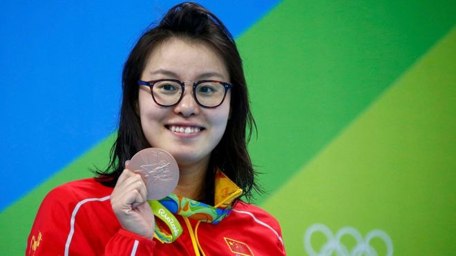 Fu Yuanhi sostiene su medalla de bronce