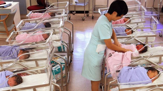 К. К. Женская и детская больница с рядами младенцев