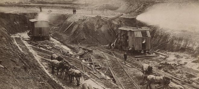 Рабочие останавливаются на трапезу в Ирламе, Солфорд, Большой Манчестер, во время строительства Манчестерского Корабельного Канала, около 1890 года