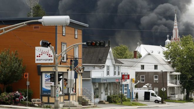 Облако дыма видно над Lac Megantic после взрыва поезда, 6 июля 2013 г.