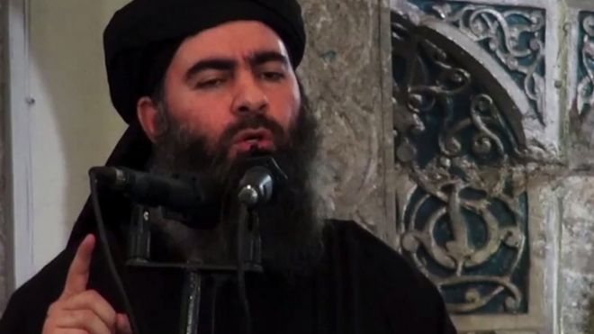 Al Bagdadi habla a sus seguidores desde la mezquita de Mosul en 2014.