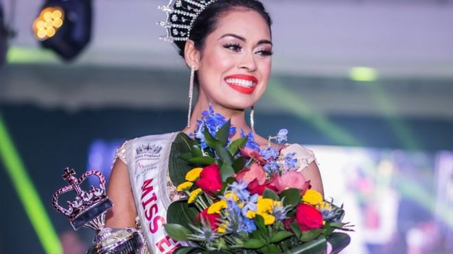 Miss Englnd holding her flowers