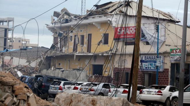 Вид на отель, разрушенный после взрыва бомбы в Могадишо, Сомали, 25 июня