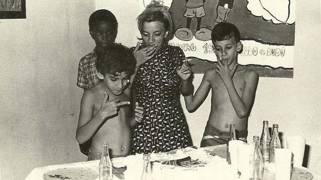 Marília Guimarães com os filhos Eduardo e Marcelo ao seu lado em Cuba