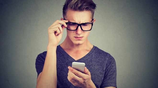 Hombre con celular.
