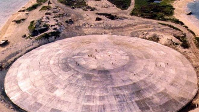 Una imagen de archivo del domo de Runit, el "ataÃºd nuclear" de parte de los desechos radioactivos de las pruebas nucleares de EE.UU. en el PacÃ­fico.