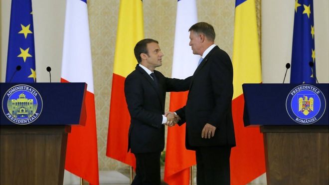 Президент Франции Эммануэль Макрон (слева) и его румынский коллега Клаус Йоханнис (справа) пожимают друг другу руки после совместной пресс-конференции во Дворце Котрочени в Бухаресте, Румыния, 24 августа 2017 года.