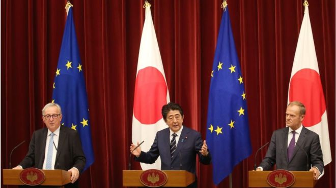 Chủ tịch Ủy ban Châu Âu Jean-Claude Juncker (trái), Thủ tướng Nhật Bản Shinzo Abe (giữa) và Chủ tịch Hội đồng Châu Âu Donald Tusk (phải)