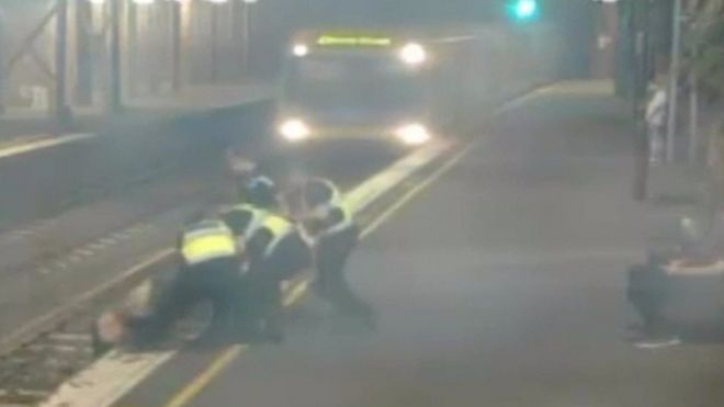 نشرت الشرطة الأسترالية في مدينة ميلبورن لقطات صورتها كاميرا مراقبة في إحدى محطات القطار تظهر امرأة كاد القطار أن يدهسها.