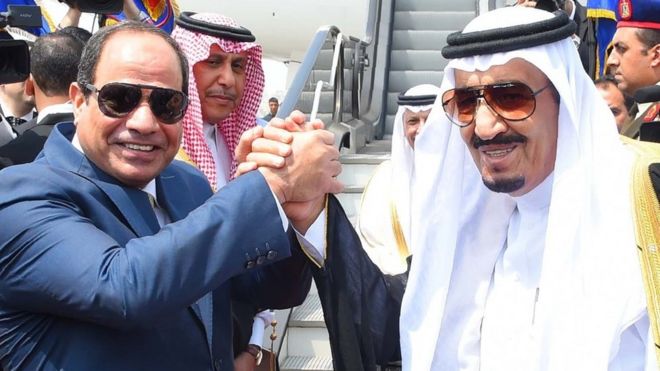 Президент Египта Абдель Фаттах ас-Сиси пожимает руку королю Саудовской Аравии Салману, когда он готовится покинуть Каир 11 апреля 2016 года