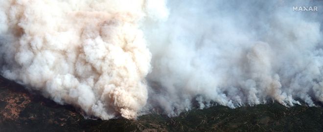 Дым от пожара Августовского комплекса в Калифорнии