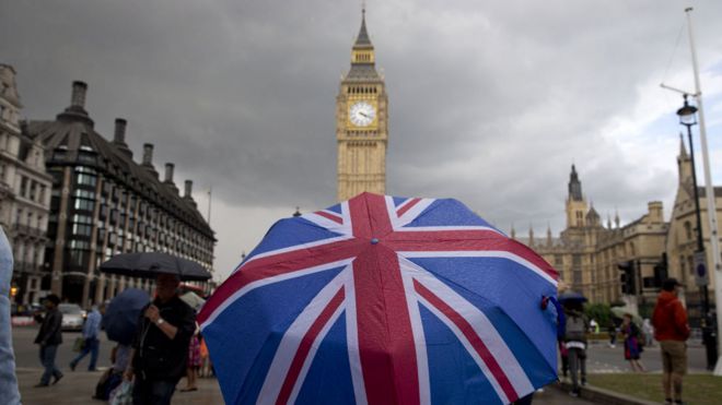Зонтик под флагом Союза в парламенте