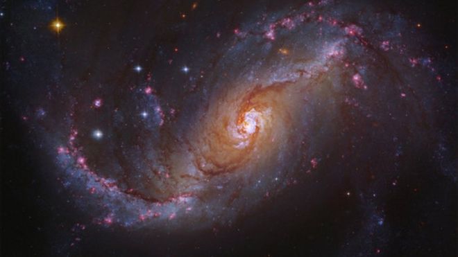 Сверхмассивная черная дыра в окружении галактик