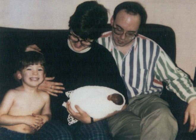 Джейн и Роберт Пламб с сыном Оливером и малышкой Тео