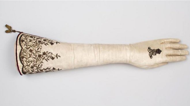 Перчатка, которую Александра надевала на коронацию, была выставлена в экспозиции в Бате