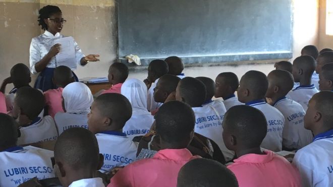 Урок мандарина в средней школе Любири в Кампале, Уганда