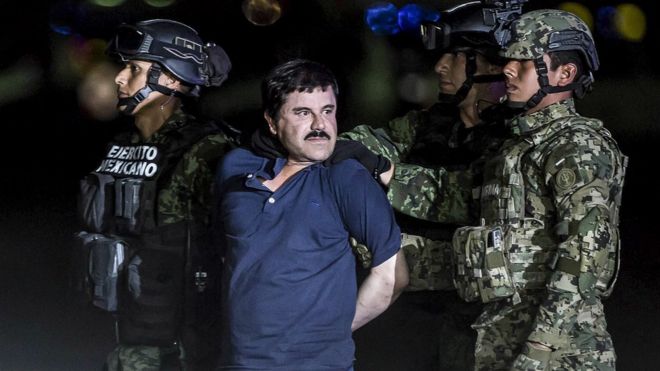 Хоакин Гусман Лоэра, также известный как «Эль Чапо», доставлен в тюрьму строгого режима Эль Альтиплано в Мехико в январе 2016 года