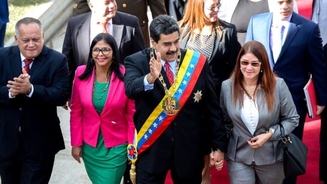 Diosdado Cabello y Tibisay Lucena caminan al lado de Nicolás Maduro y su esposa, Cilia Flores.