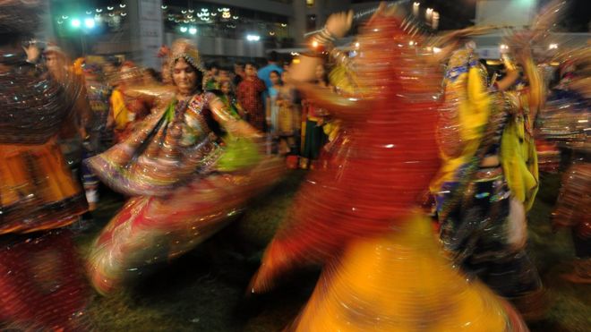 Индийские танцоры участвуют в первый день Навратри в Спортивном клубе Гуджарата в Ахмедабаде поздно вечером 28 сентября 2011 года.