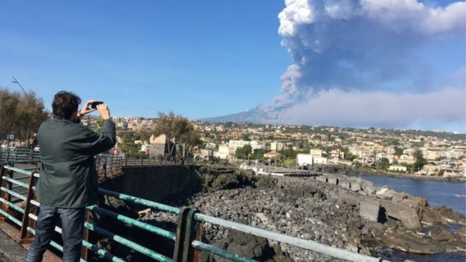 Homem filma erupção na Itália