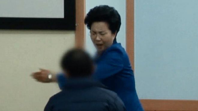 Скриншот из документального фильма SBS показывает, что г-жа Шин шлепнула одного из своих прихожан