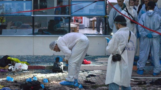 Турецкие полицейские обыскивают этот район после взрыва в Суруче, провинция Шанлыурфа, Турция (20 июля 2015 года)