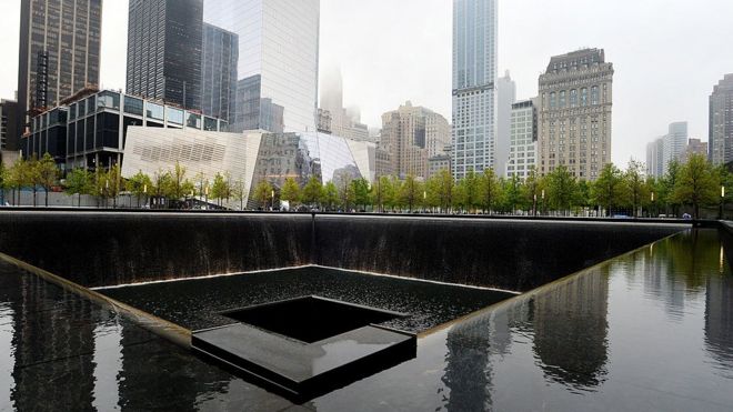 Национальный мемориальный музей 11 сентября стоит за северным зеркальным прудом