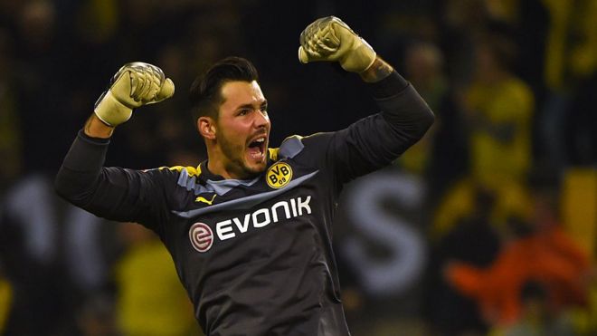 Roman Bürki celebra un gol del Borussia Dortmund