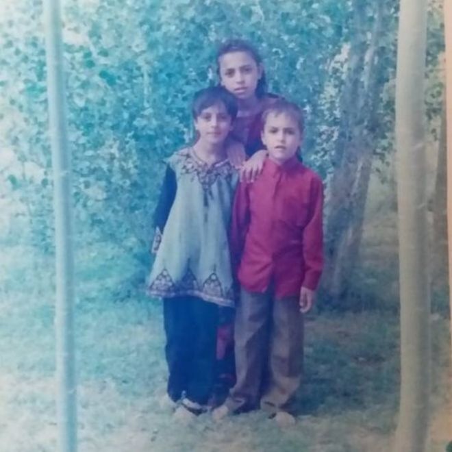 Наргис Тараки со своей семьей на старой фотографии