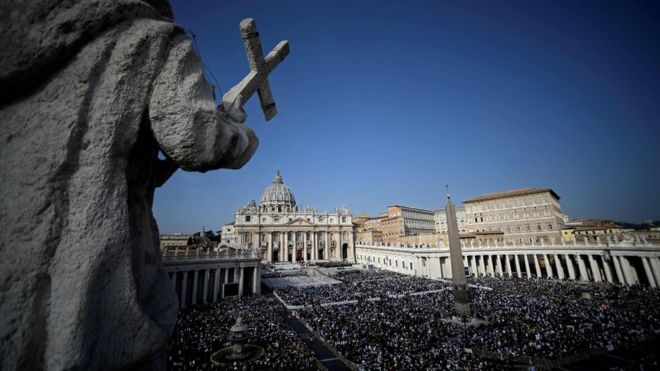 Multitudes en el Vaticano