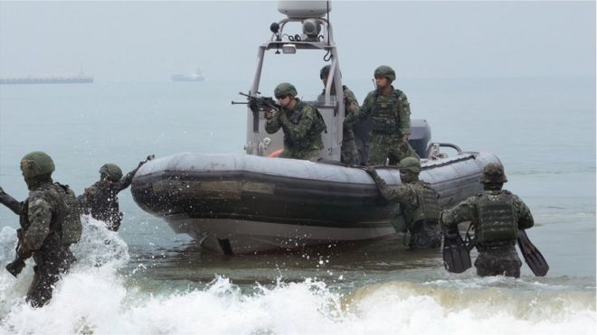 台湾海军陆战队特种部队在金门进行金门岛反侵略演习（2019年5月25日资料照片）