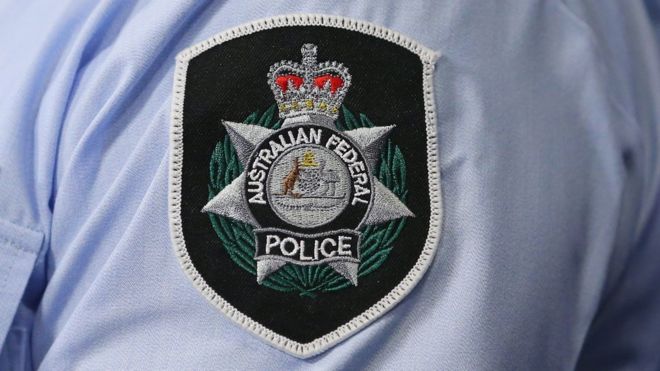 Крупный план эмблемы австралийской федеральной полиции