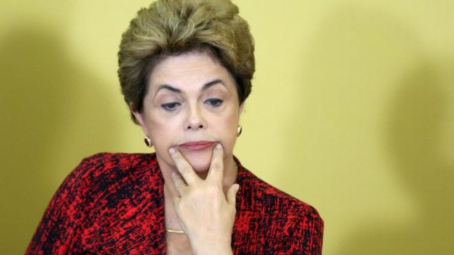 Дилма Руссефф присутствовала на университетской церемонии в Бразилиа в понедельник, пока происходила неразбериха