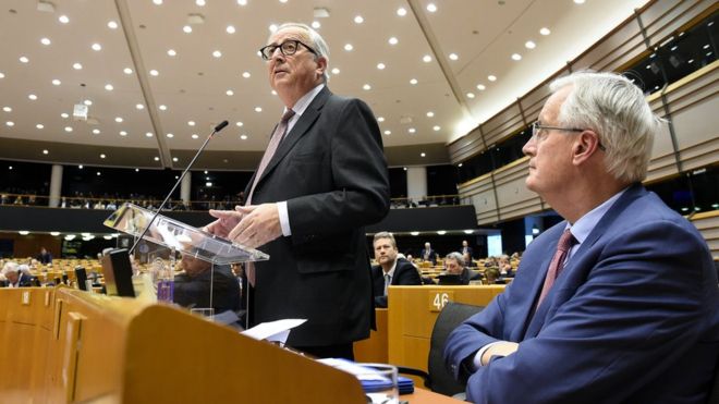 Президент Комиссии Европейского Союза Жан-Клод Юнкер (слева), в окружении ведущего европейского переговорщика по Brexit Мишеля Барнье (справа), выступает на заседании парламента в штаб-квартире ЕС в Брюсселе 30 января 2019 года